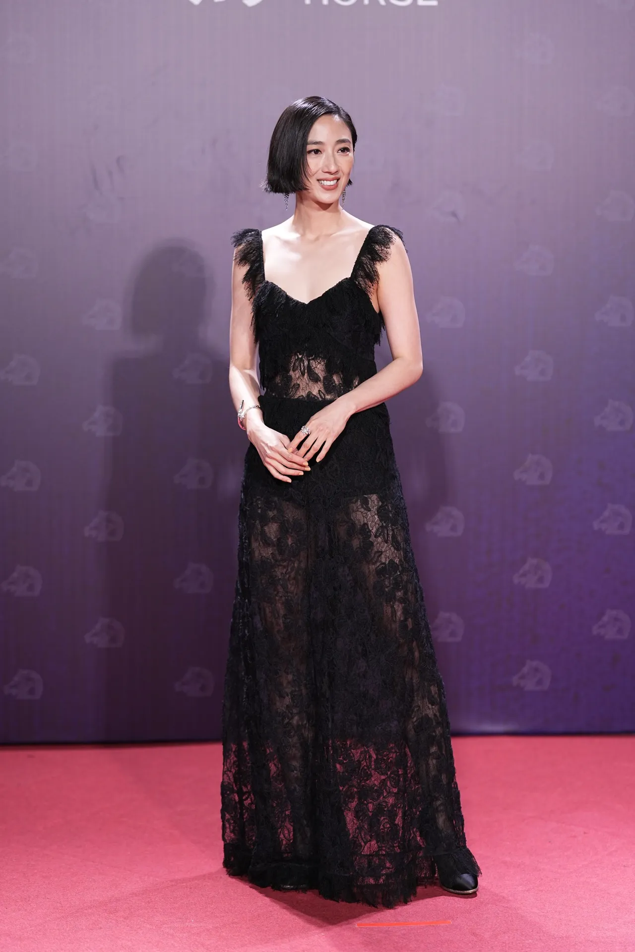 桂綸鎂身著全套香奈兒服裝與珠寶。攝影中心攝