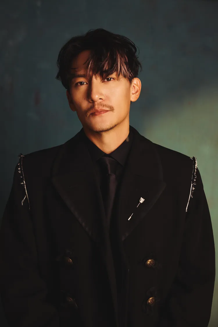 張震配戴卡地亞珠寶，相當瀟灑有型。品牌提供