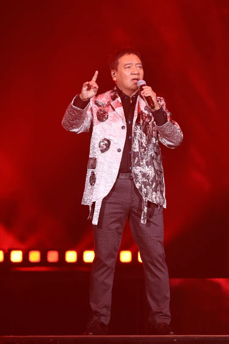 施孝榮賣力演出。