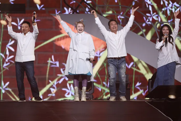 眾民歌手美聲醉人。彭欣偉攝