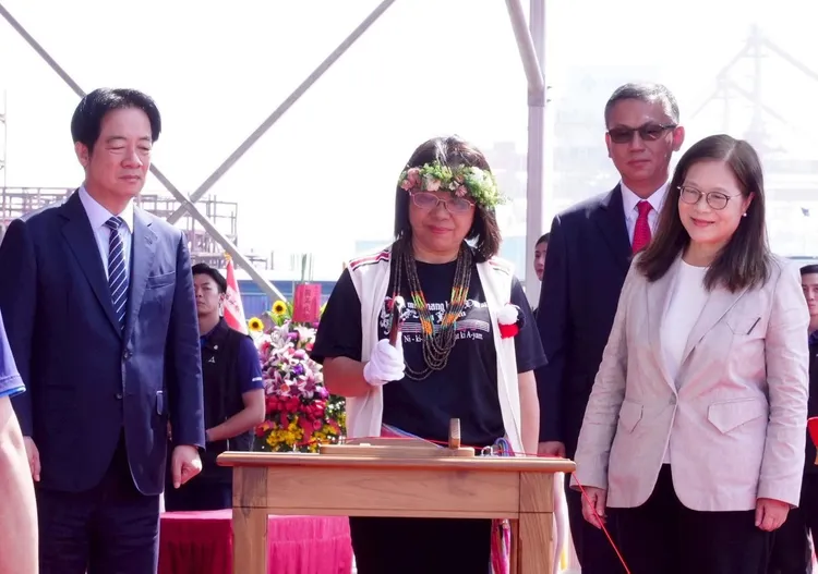 第一艘高緯度遠洋巡護船名為「西拉雅」邀請西拉雅族萬淑娟(Uma‧Talavan)女士來擲瓶。海巡提供