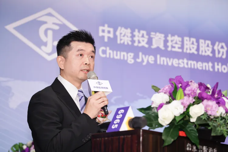 鞋類代工大廠中傑-KY(6965) 今年營收面臨挑戰．董事長劉安哲表示現階段聚焦三大核心策略，加速營收貢獻與穩定毛利率，實施「StridePlus」管理優化計畫，持續進行多國產能布局。中傑提供