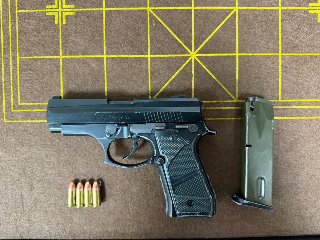 警方於蘆洲民宅內搜出毒品K盤、用過的空電子煙彈以及改造手槍1把、9mm子彈4顆等贓證物。翻攝畫面