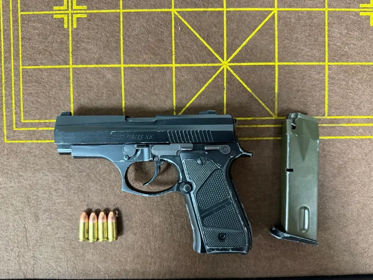 警方於蘆洲民宅內搜出毒品K盤、用過的空電子煙彈以及改造手槍1把、9mm子彈4顆等贓證物。翻攝畫面