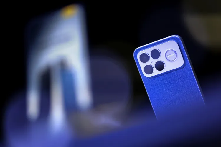 F8 Ultra首度導入5000萬畫素5倍潛望長焦，共有牛仔藍、黑色兩色，定價21,999元起。POCO提供