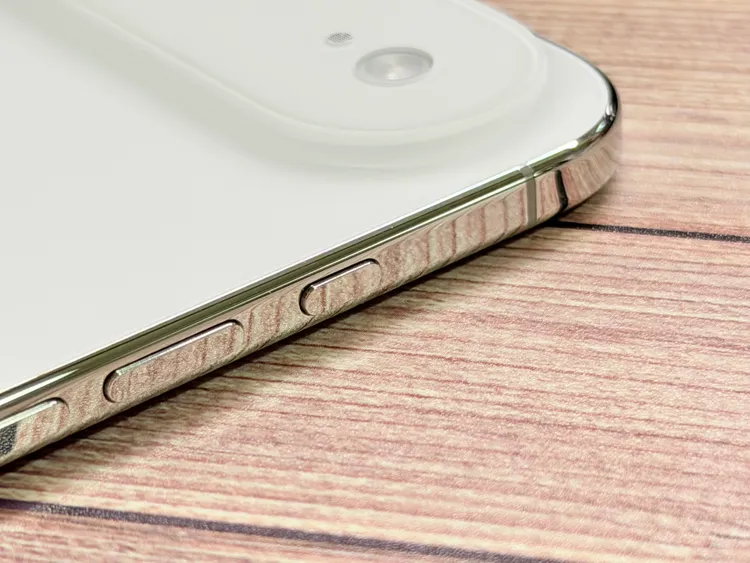 iPhone用戶現可將「動作按鈕」改為啟動ChatGPT語音模式，一按即開對話，大幅提升AI助理的即時互動體驗。趙筱文攝