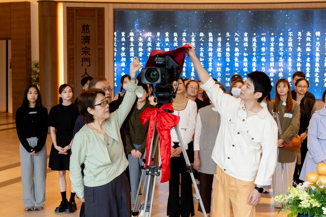 統籌潘鳳珠、男主角侯彥西揭開攝影機紅布。大愛提供