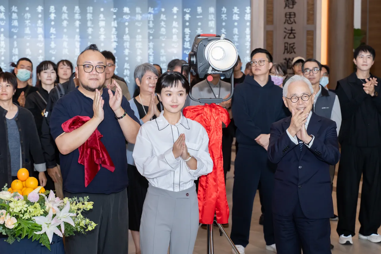 導演葉天倫、女主角嚴正嵐、慈濟傳播人文志業合心精進長姚仁祿共同揭開攝影機紅布，準備開機。大愛提供