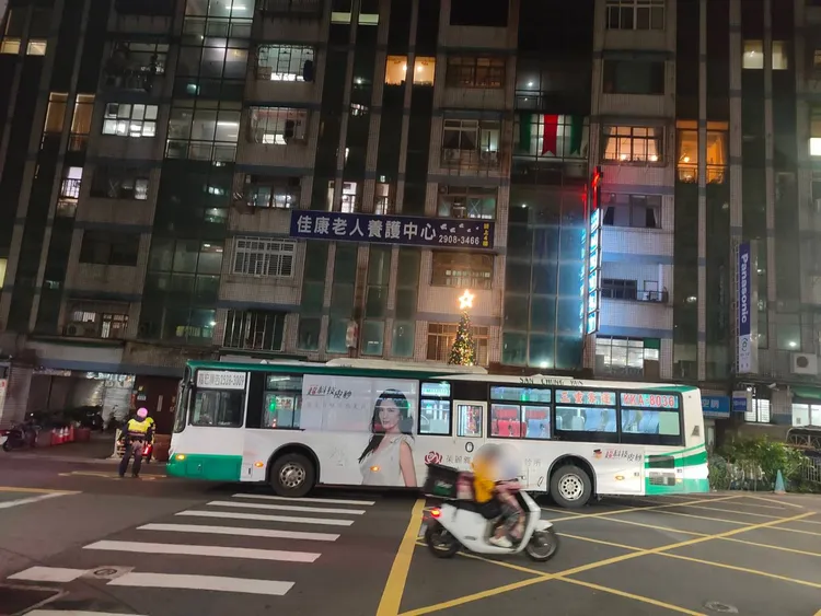 公車經過行人穿越道時未禮讓，直接撞上15歲少年。翻攝畫面