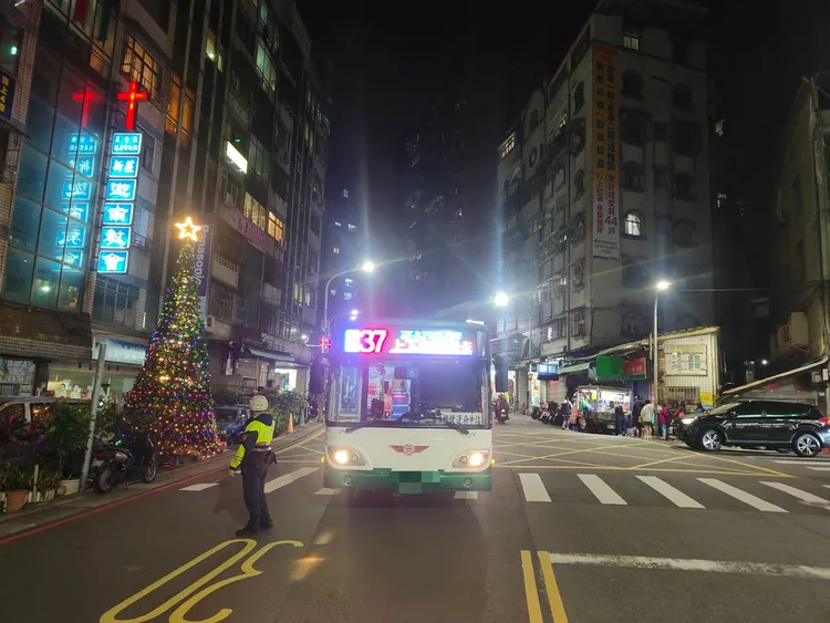 公車撞上行人穿越道的少年。翻攝畫面