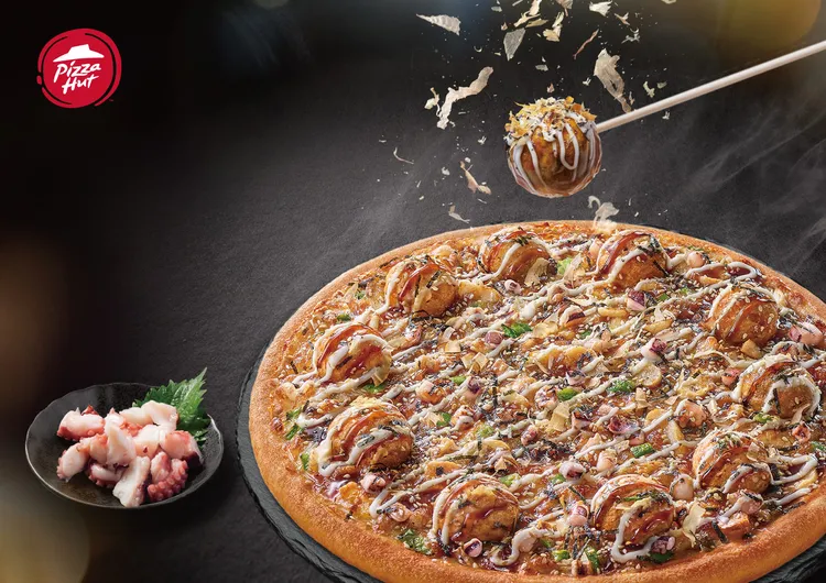 新品「丸勝日式章魚燒比薩」每一片比薩都放上一顆章魚燒。必勝客提供