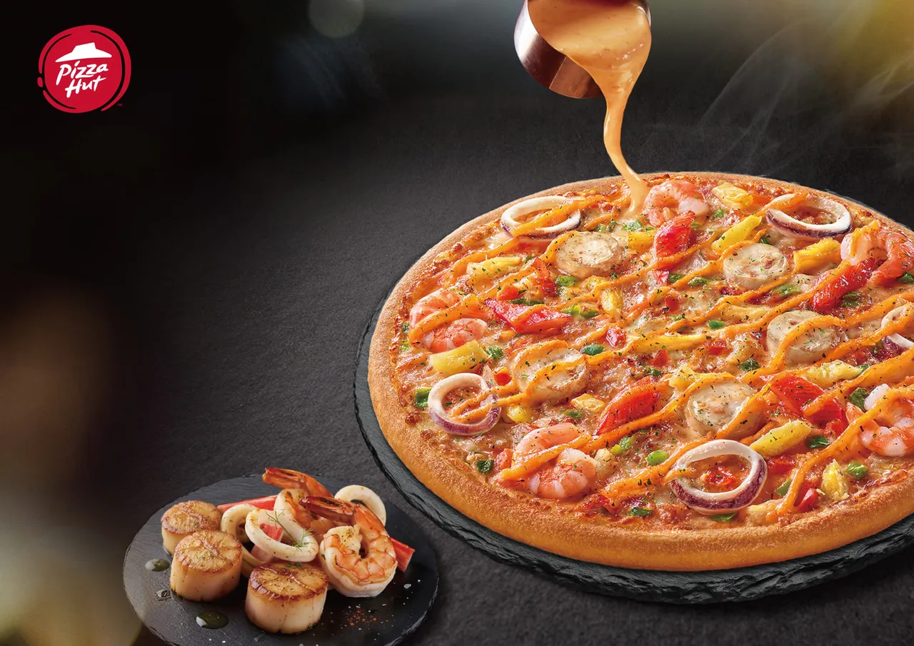 「千島海鮮盛宴比薩」加入干貝、大蝦、魷魚圈等搭配黃金比例特製千島醬。必勝客提供