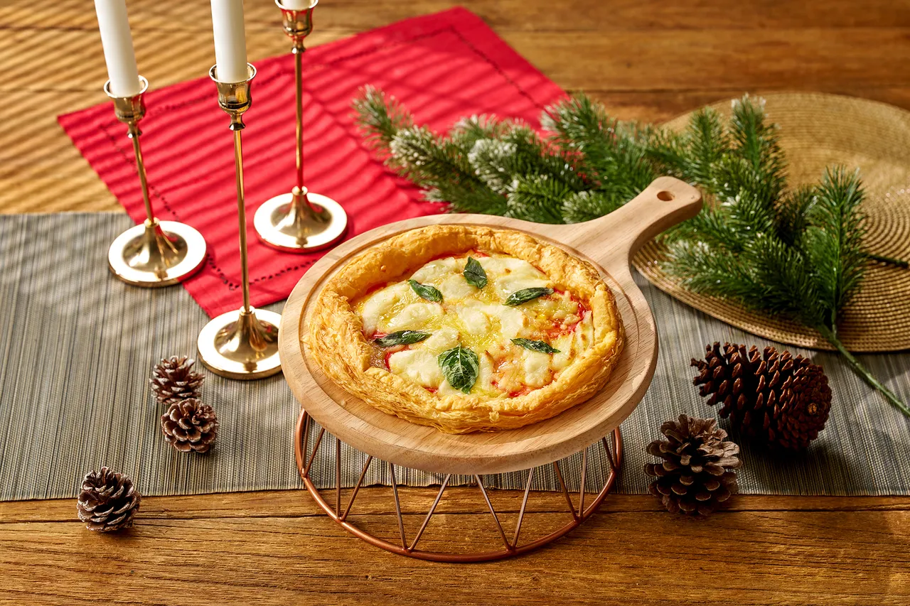 手工酥皮披萨为玛格莉特经典风味，入口先是酥皮的奶油香脆，再是番茄的微酸与起司的咸香交融，层次丰富而温润。瀚寓酒店提供