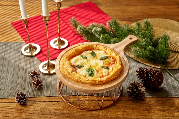 手工酥皮披薩為瑪格莉特經典風味，入口先是酥皮的奶油香脆，再是番茄的微酸與起司的鹹香交融，層次豐富而溫潤。瀚寓酒店提供