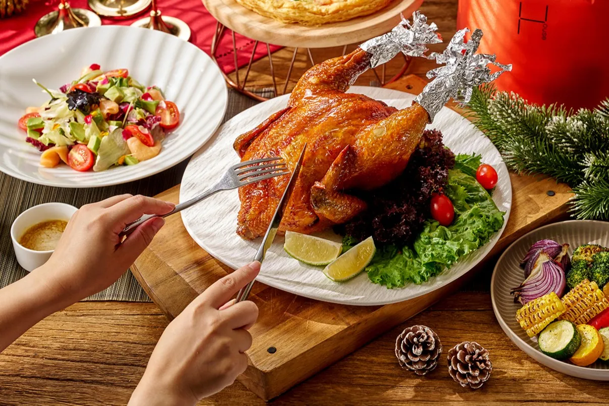 礼篮主角「红楼蒜香脆皮鸡」为弈梦红楼的经典招牌料理，最大的特色是皮薄脆、肉质鲜嫩多汁，蒜香浓郁而不呛口。 瀚寓酒店提供