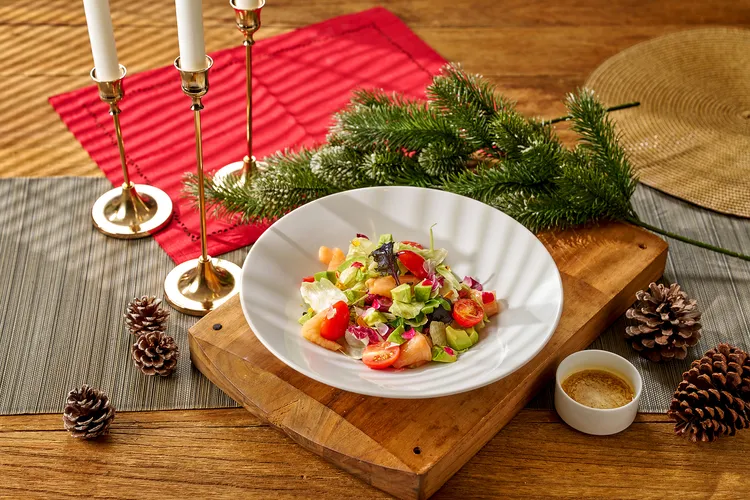 酪梨燻鮭魚沙拉結合滑順酪梨與煙燻鮭魚的鹹香，清爽解膩。瀚寓酒店提供