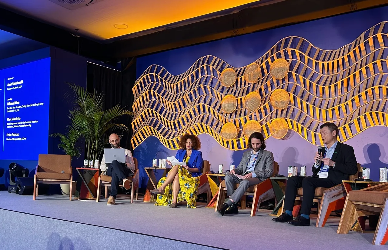 國泰作為推動台灣、亞洲能源轉型的重要先行者，國泰世華銀行副總經理温珍瀚（圖右1）與同場國際專家交流「公正能源轉型」，包含談論加速的能源轉型雖帶來巨大機會，卻也可能讓部分群體面臨被邊緣化的風險。國泰金控提供