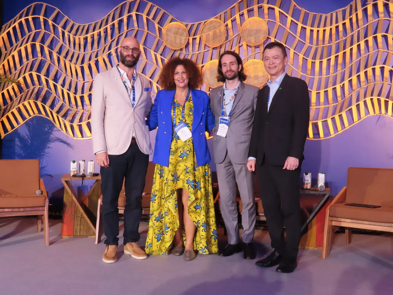 國泰金控連續參與三場COP30關鍵會議，於WCS座談會上聚焦「以金融之力促進公正能源轉型」，攜手產官學界，探索多元淨零專案投融資機會。圖由右到左為國泰世華銀行副總經理温珍瀚、NGO代表Mission Possible Partnership巴西產業轉型計畫主任Marc Moutinho、美妝集團L´Oréal Group in Brazil企業社會責任暨人權部主席Helen Pedroso、國際權威環境組織CDP（原碳揭露計畫）氣候總監Amir Sokolowski。國泰金控提供