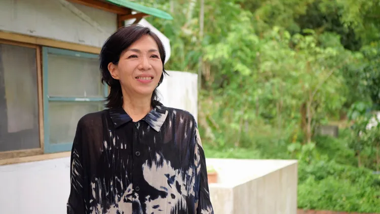 萬芳是左撇子，曾自己強迫順應主流，直言很難過。公視提供