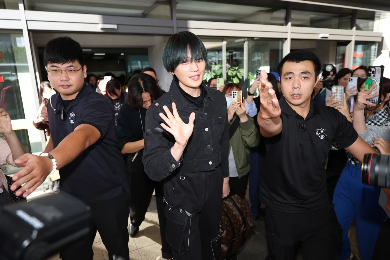 八木勇征一路挥手上保母车。彭欣伟摄