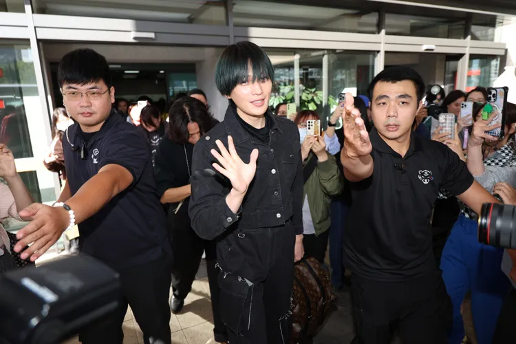 八木勇征一路揮手上保母車。彭欣偉攝