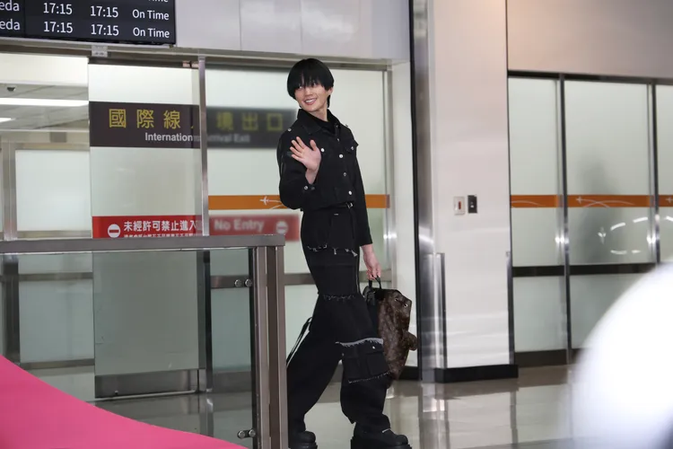 八木勇征揮手致意。彭欣偉攝