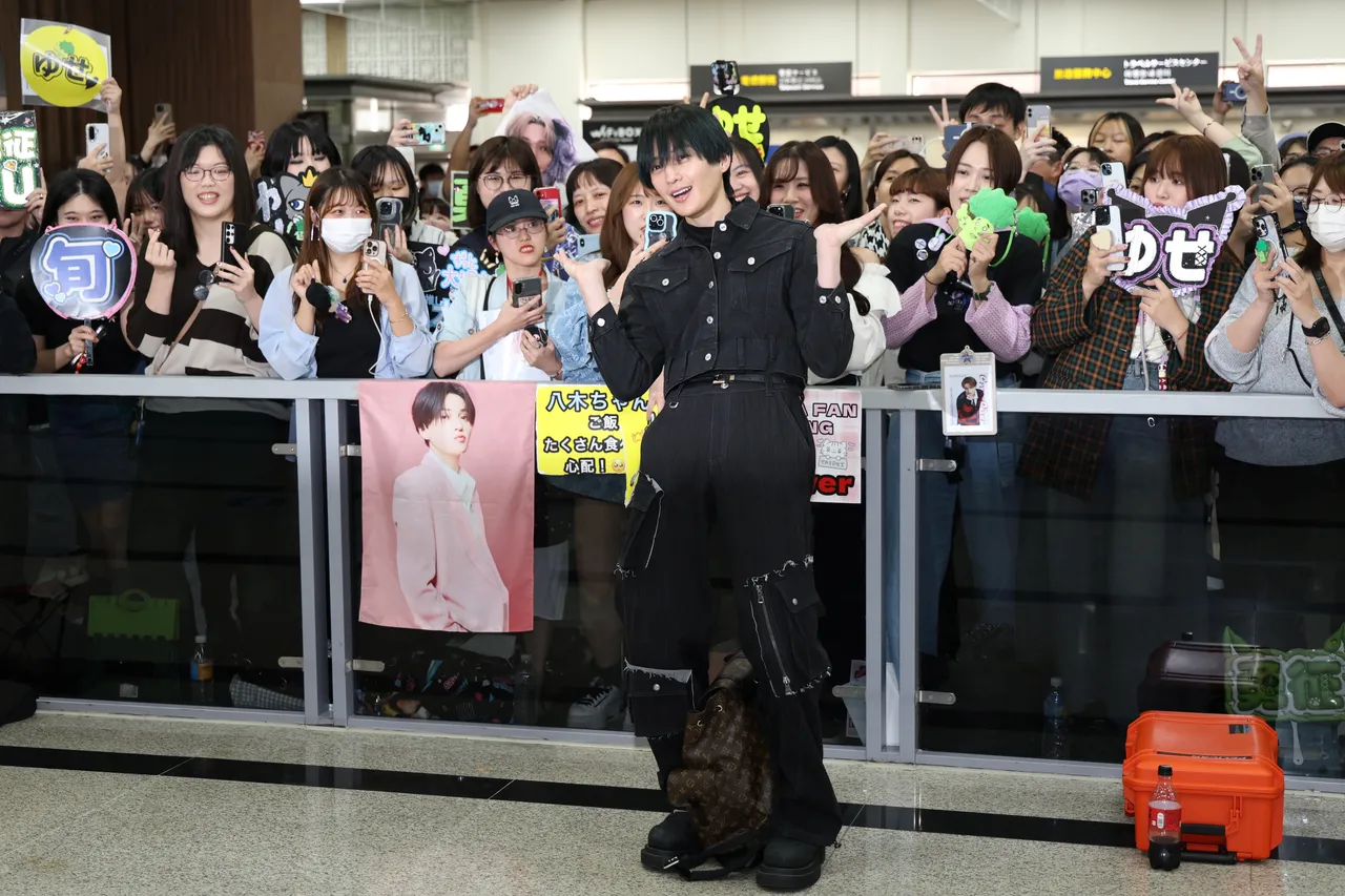 八木勇征跟粉丝合照。彭欣伟摄