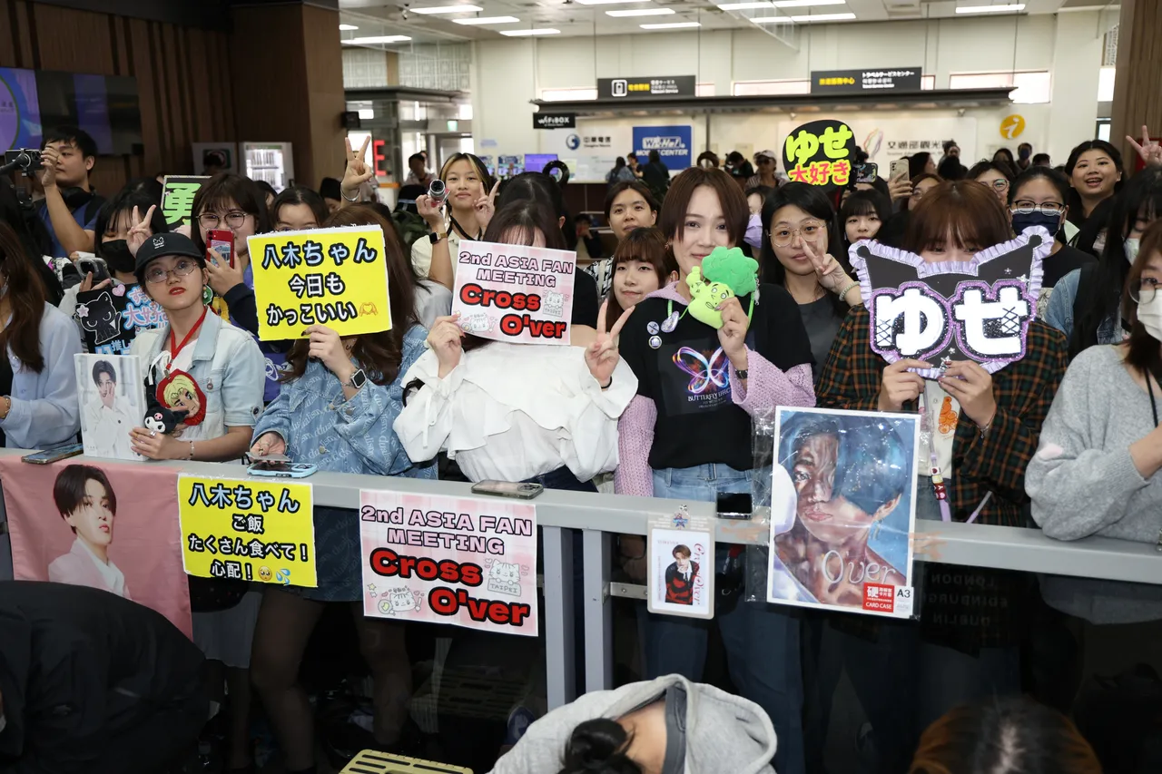 超过400名粉丝到场接八木勇征。彭欣伟摄