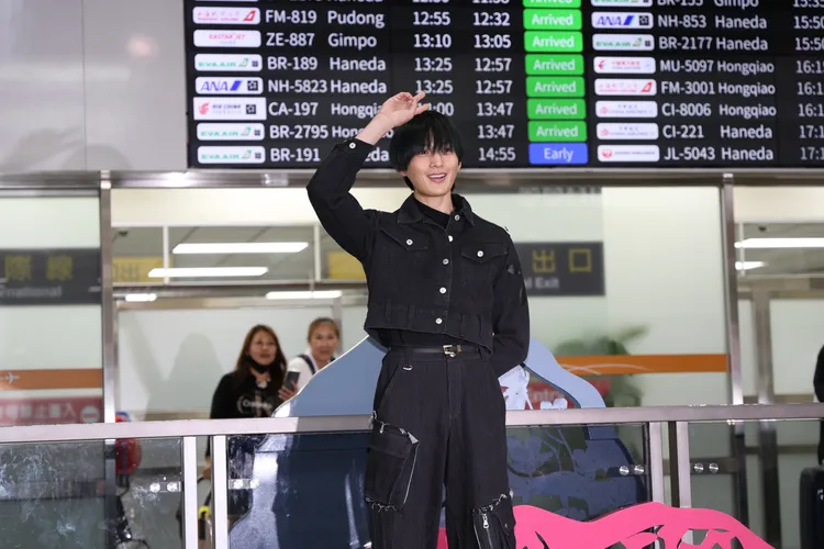 八木勇征今天下午抵达松山机场，开心比出YA。彭欣伟摄