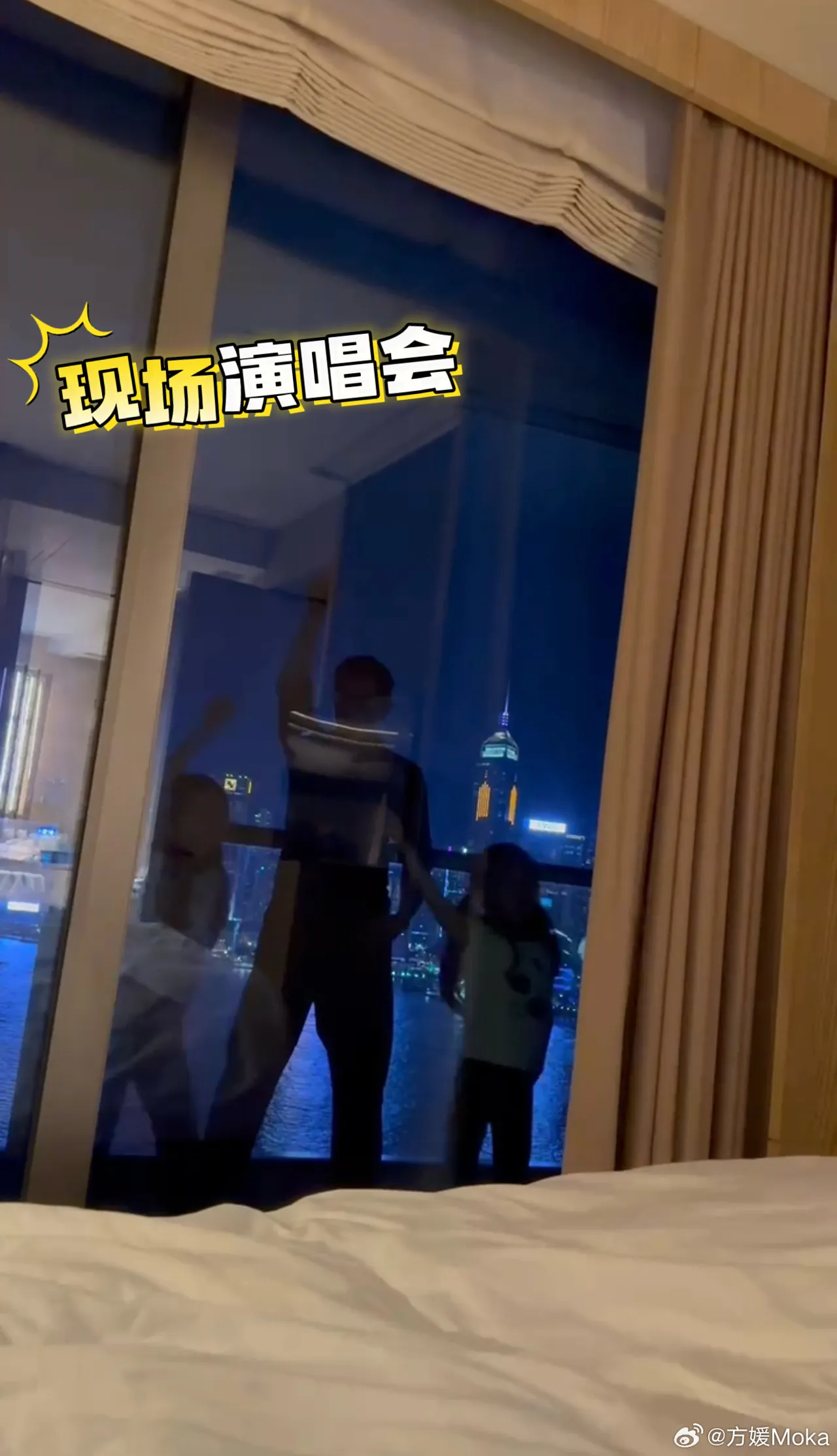 郭富城帶大女兒、二女兒對著海景唱歌。翻攝方媛微博