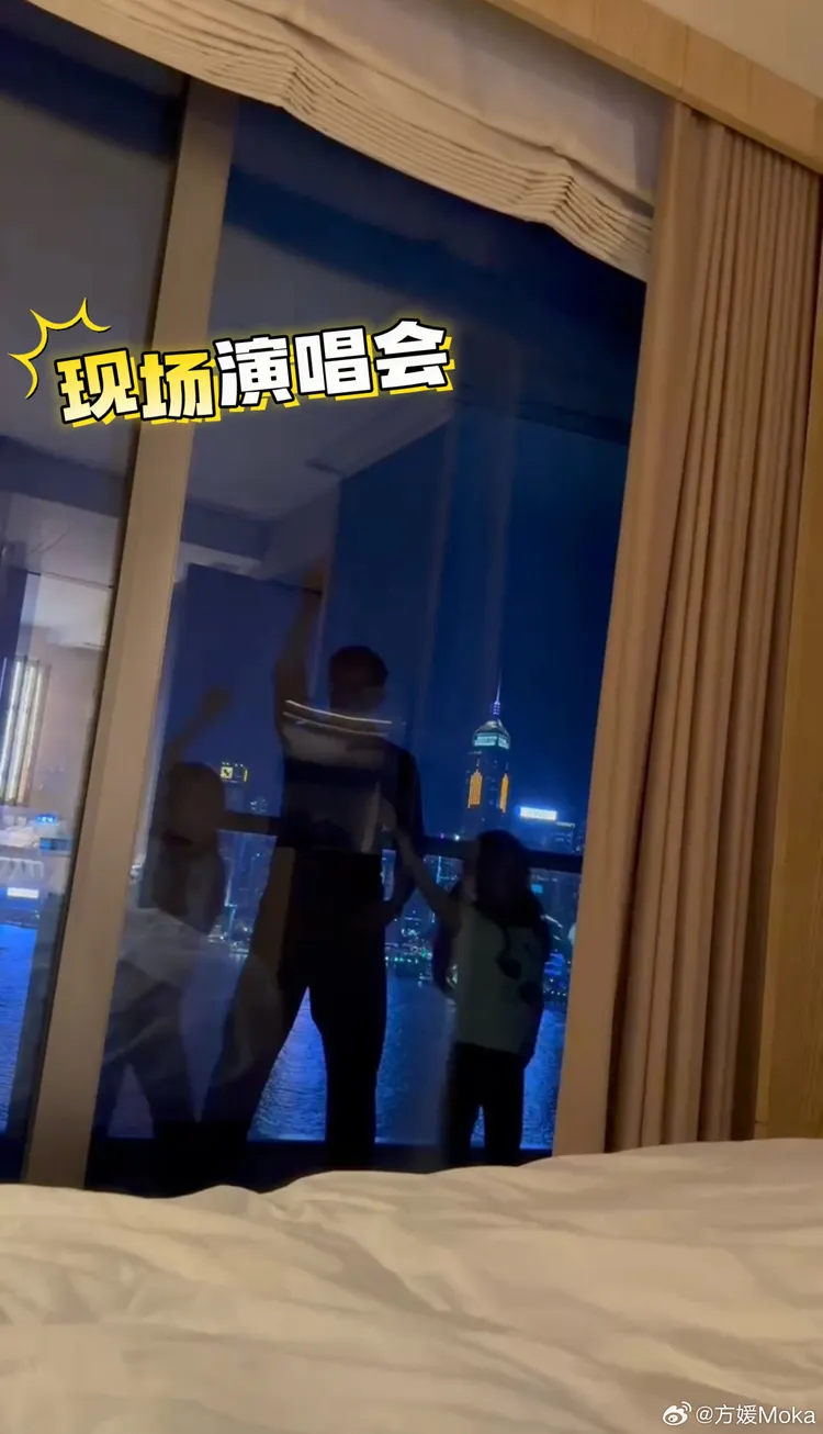 郭富城帶大女兒、二女兒對著海景唱歌。翻攝方媛微博