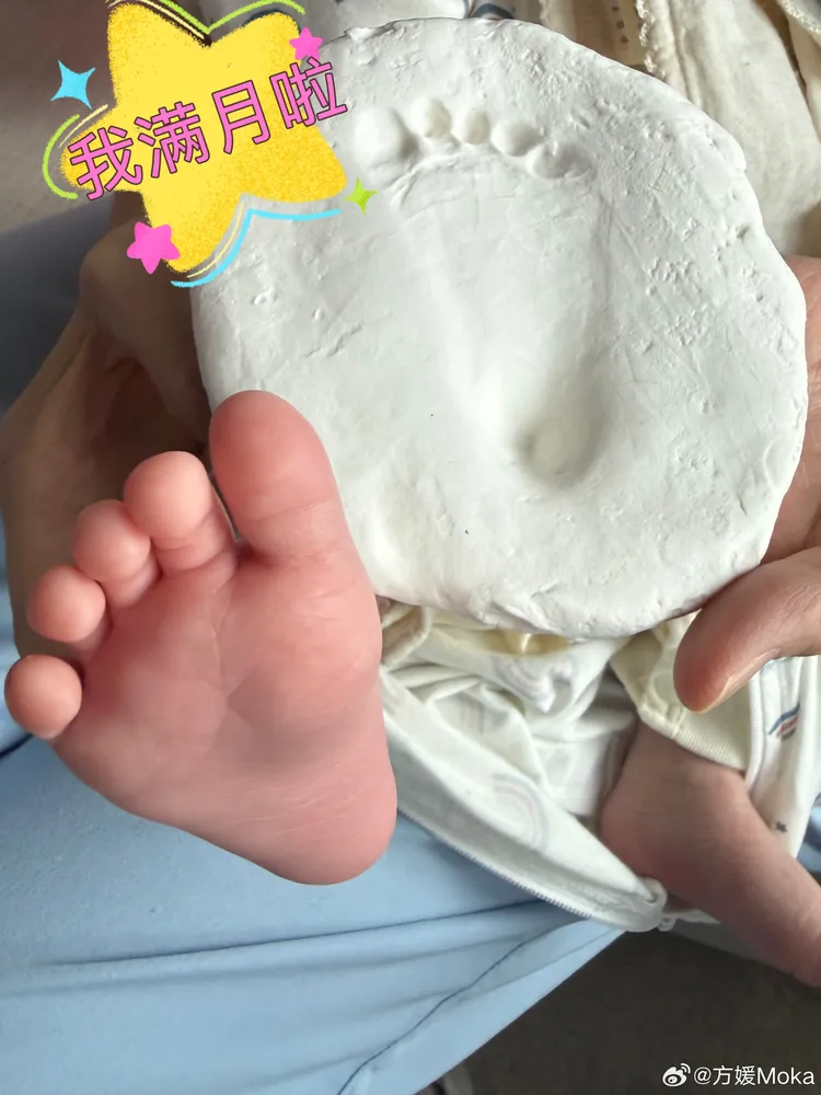 郭富城小女兒的小腳丫。翻攝方媛微博