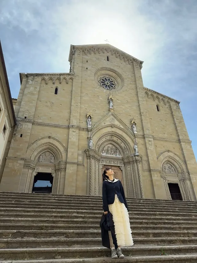 A-Chan宣布婚訊，曬出身穿白裙站在教堂外的照片。翻攝A-Chan IG