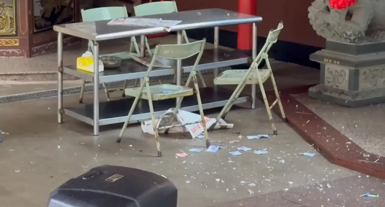 爆炸过后现场物品散落一地。翻摄照片