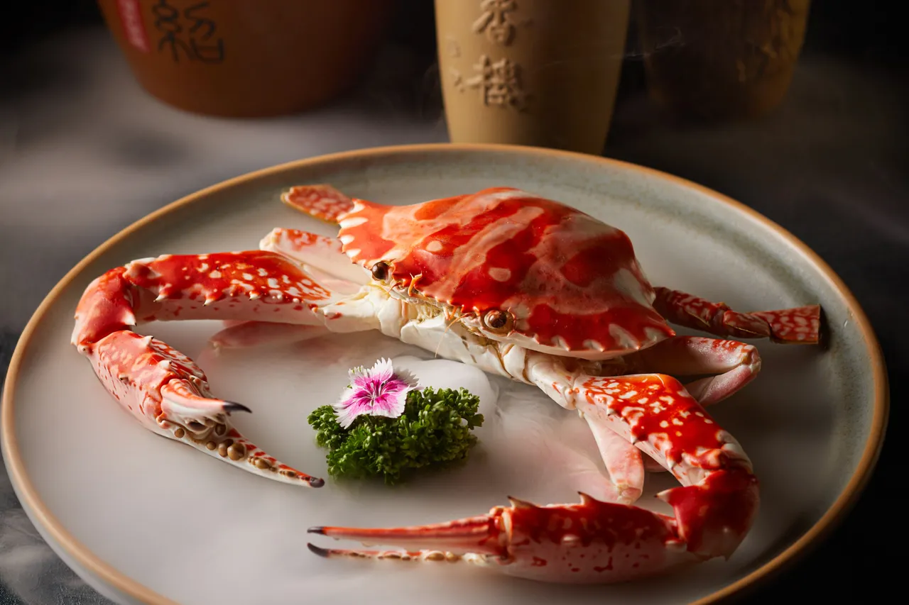 「秘制花雕冻蟹」严选饱满沙母，以花雕酒蒸熟后冰镇，肉质清甜。业者提供