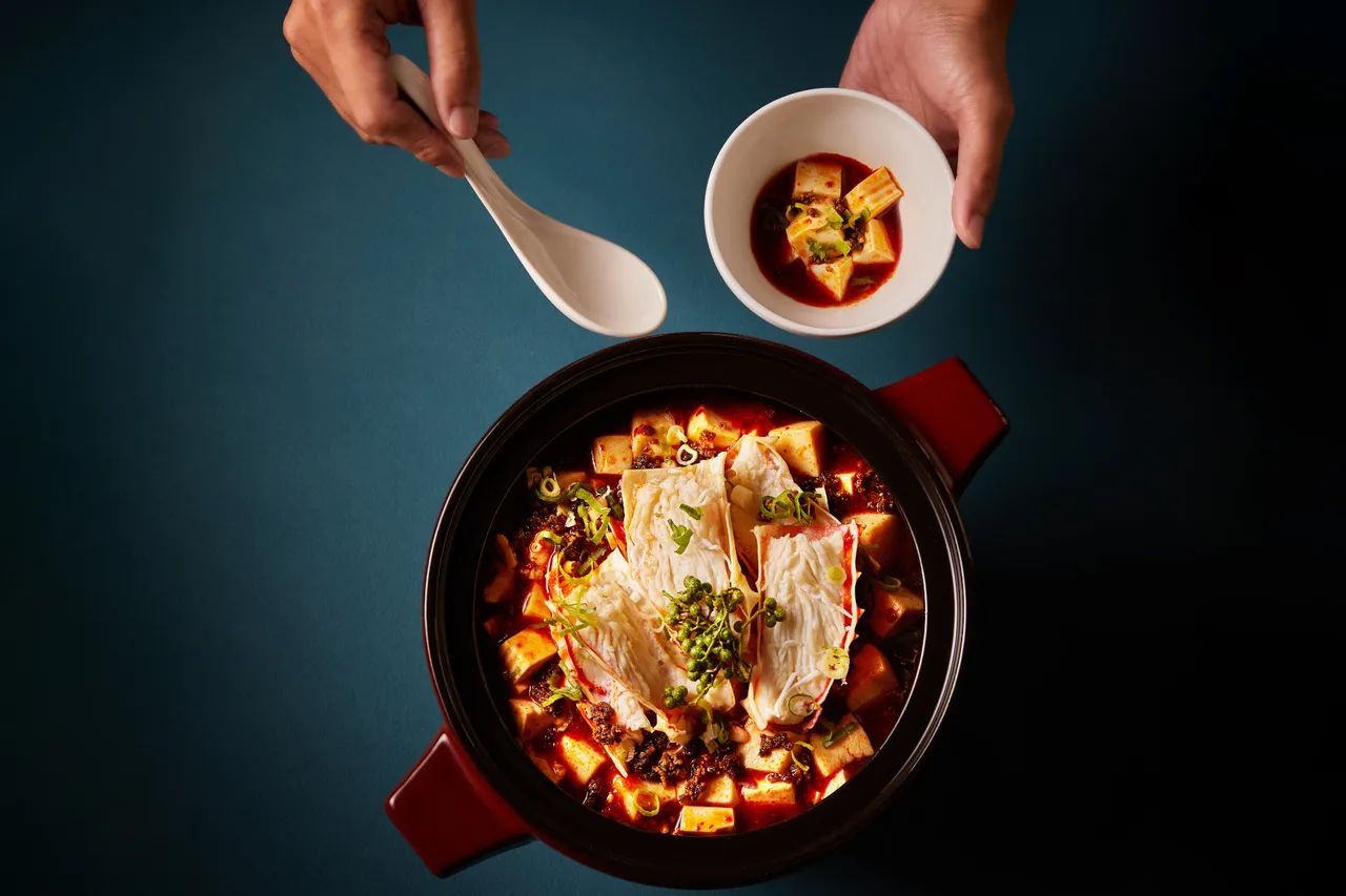 「帝王蟹麻婆鱼豆腐」融合川、杭技法，将杭州鱼圆取代豆腐，为传统注入新意。业者提供