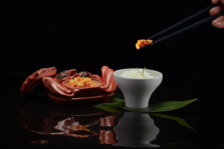 台灣少見的江南蟹餚「禿黃油撈飯」，使用五隻以上大閘蟹純膏黃、不取蟹肉。業者提供