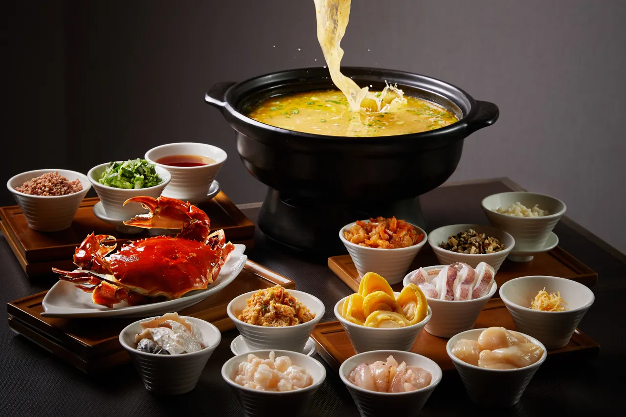 结合江南家常与宴席巧思，「天香鲜蟹菜饭二吃」加入蟹粉拌饭与红𫊻海鲜高汤。业者提供