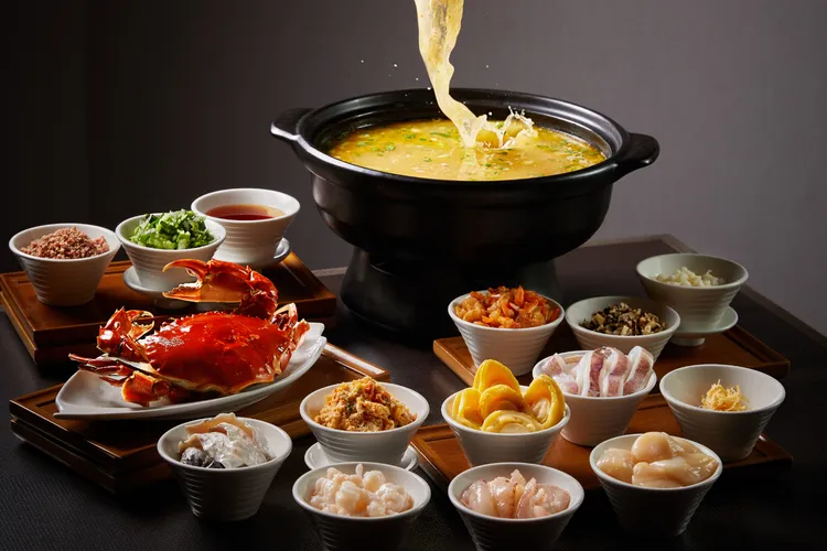 結合江南家常與宴席巧思，「天香鮮蟹菜飯二吃」加入蟹粉拌飯與紅蟳海鮮高湯。業者提供