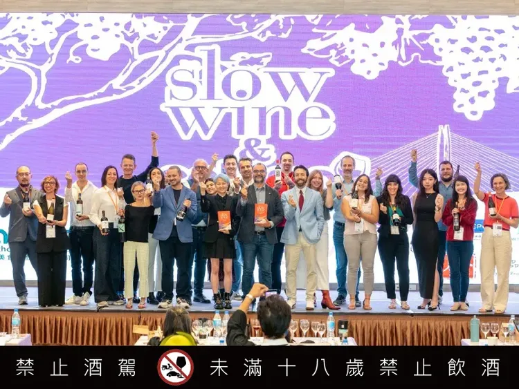 Slow Wine 慢酒協會首次登台，11月7、8日在淡水將捷金鬱金香酒店舉辦課程與品酒活動，吸引酒界與餐飲業人士到場交流。業者提供