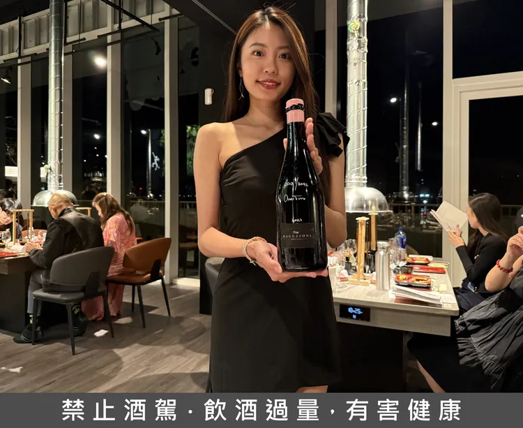 晚宴品飲環節由Show Girl 展演義大利 Slow Wine 17間酒莊精選佐餐的佳釀。黃若綾攝