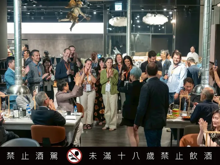 晚宴上，貴賓與酒莊莊主及 EatAsia 團隊近距離交流，在充滿美感與文化溫度的氛圍中，透過味蕾感受土地的生命力。業者提供