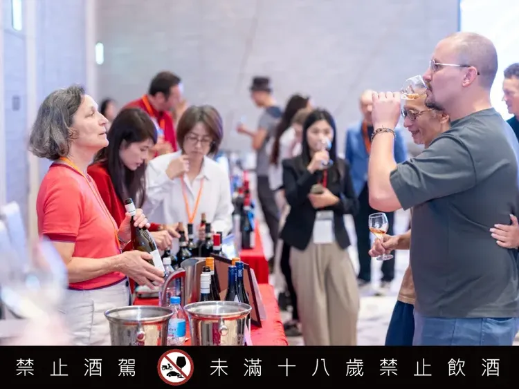 来自义大利的17家酒庄代表在走动式品酒会与学员近距离交流，分享葡萄园管理与酒款特色，现场互动热络。业者提供