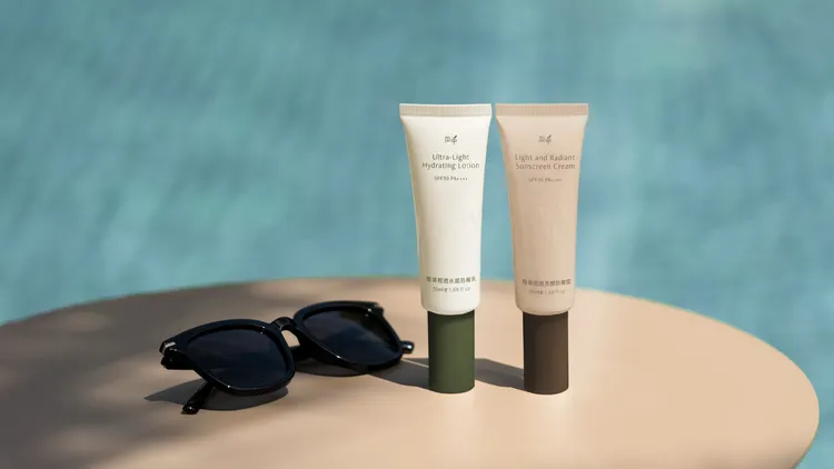 冬季沒有艷陽依舊要預防「光老化」，台灣保養品牌簡單推出兩款輕盈且全膚質友善的防曬新品。品牌提供