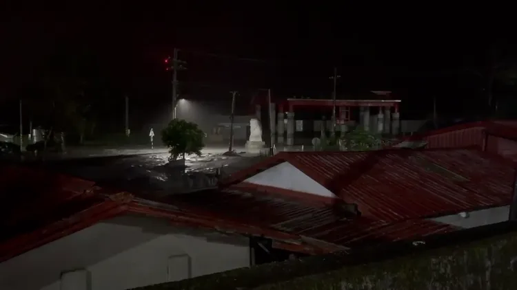 萬榮鄉明利村遭滾滾泥流襲擊，據悉已有3戶民宅遭泥流淹到，所幸人員均已撤離。讀者提供