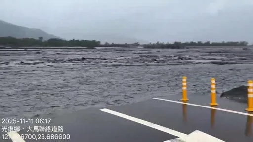 马太鞍溪暴涨桥便道冲毁　滚滚泥流蔓延明利村！惊险画面曝
