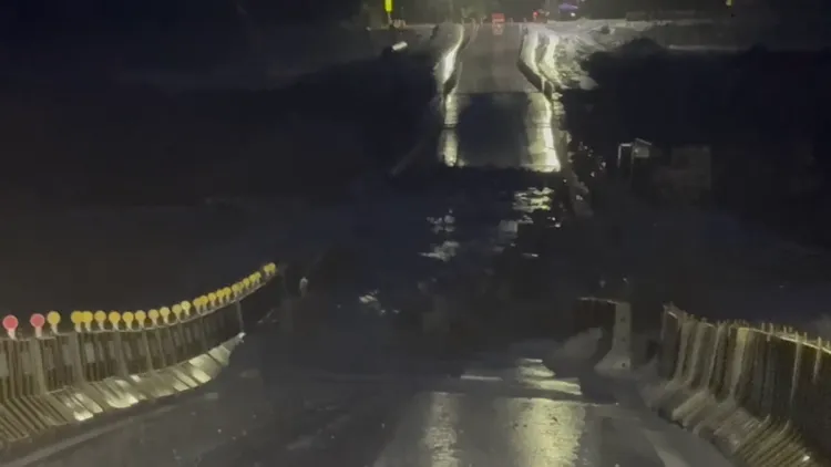 萬榮鄉明利村遭滾滾泥流襲擊，有逆流
從突破口流過去，需注意安全。讀者提供