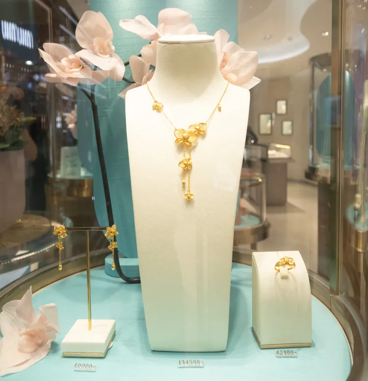 「蘭之本質」系列主推作品尚包含「華之蘭」純金項鍊與耳環、「綺之蘭」純金串珠手鍊等，共 31 款精緻珠寶。昇恆昌提供