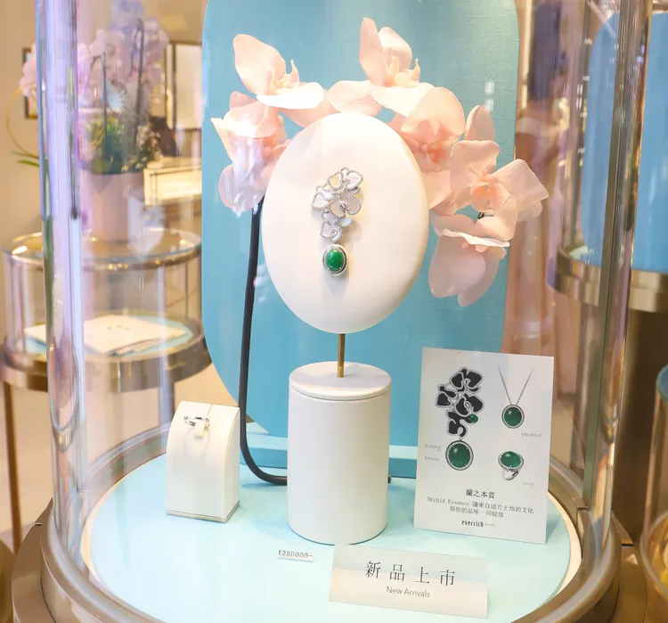 「蘭之本質」系列代表作品「曦之蘭」與「影之蘭」胸針，以珍珠母貝與黑瑪瑙描繪蘭花姿態，搭配翡翠花苞與鑽石光影，化作可佩戴的典雅徽章。昇恆昌提供