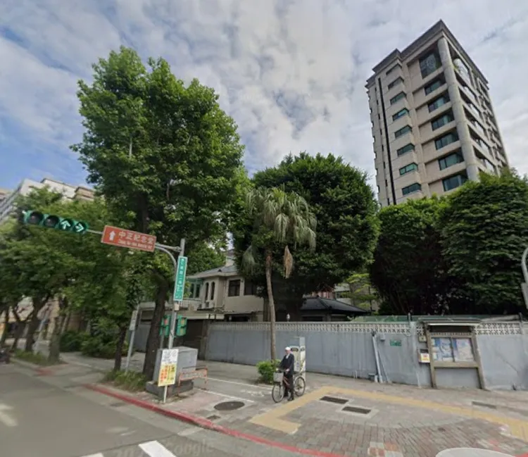 住商机构据实价登录资料，整理历年总价逾七千万元的北市豪宅交易，其中今年不仅交易量体腰斩，且平均总价亦下跌一成，同时平均成交坪数较去年少了10.5坪。翻摄google map